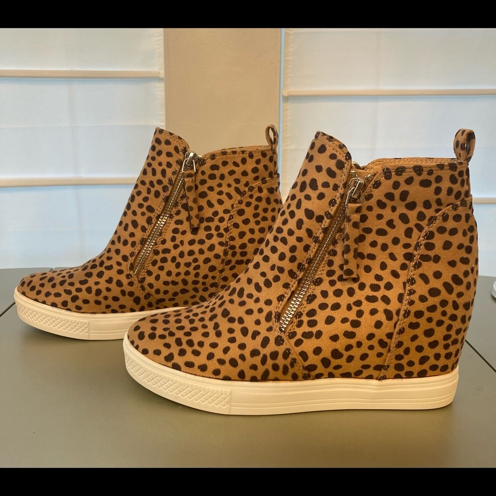 Queen George Animal Print Wedge Sneakers Size 7 NWOB